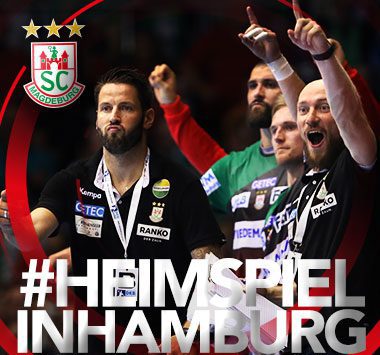 Cheftrainer Bennet Wiegert und sein Trainerteam jubeln am Spielfeldrand vor dem großen Schriftzug „#HEIMSPIEL IN HAMBURG“.