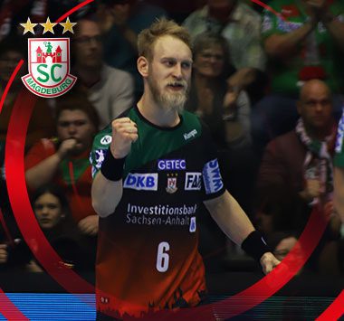 SCM-Handballspieler Matthias Musche jubelt mit geballter Faust im rot-grünen Trikot mit der Nummer 6.
