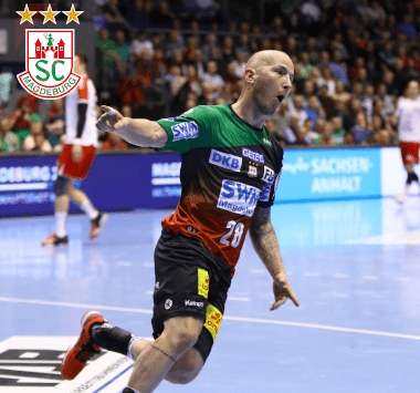 Handballspieler Robert Weber läuft nach einem Torerfolg jubelnd mit ausgestrecktem Arm über das Spielfeld.