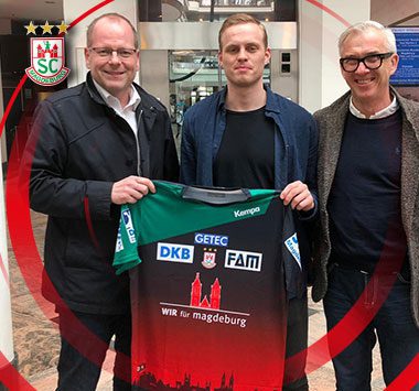 Neuzugang Ómar Ingi Magnússon präsentiert gemeinsam mit Geschäftsführer Marc-Henrik Schmedt das Trikot des SC Magdeburg.