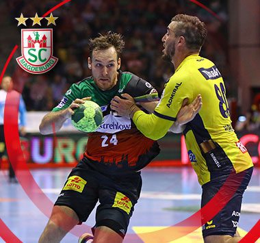 SCM-Handballspieler Christian O'Sullivan behauptet im grün-roten Trikot den Ball im engen Zweikampf gegen einen Verteidiger.
