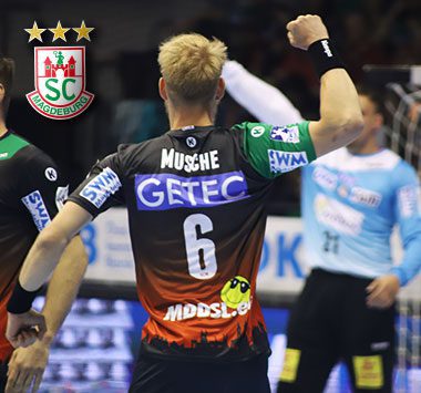 Aufnahme von hinten SCM Spieler Matthias Musche hebt die Faust jubelt in die Höhe