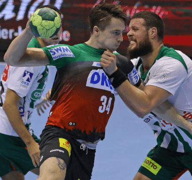 Zweikampf beim Handballspiel zwischen dem SC Magdeburg und der TSV Hannover-Burgdorf.