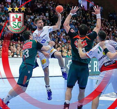 Handballspieler des SC Magdeburg beim Sprungwurf gegen die Abwehr der TSV Hannover-Burgdorf.