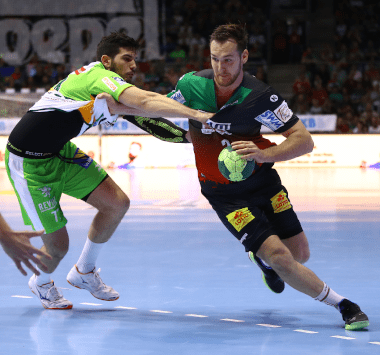 SC Magdeburg Handballer Christian O'Sullivan am Ball im Zweikampf gegen einen Spieler der HSG Wetzlar.