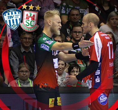 SC Magdeburg Handballer Matthias Musche und Tim Hornke im Gespräch auf dem Spielfeld.
