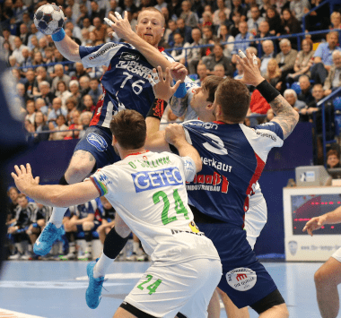 SC Magdeburg Handballer Christian O'Sullivan beim Sprungwurf gegen die Abwehr des TBV Lemgo.
