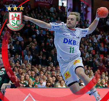 SC Magdeburg Handballer Daniel Pettersson beim Sprungwurf mit dem Ball in der Hand.