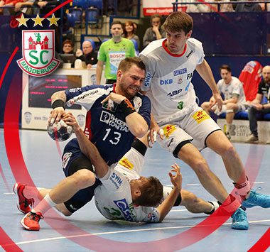 SC Magdeburg Handballer Michael Damgaard am Ball im Zweikampf gegen den TBV Lemgo.