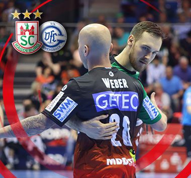 SC Magdeburg Handballer Robert Weber von hinten im Gespräch mit Albin Lagergren auf dem Spielfeld.