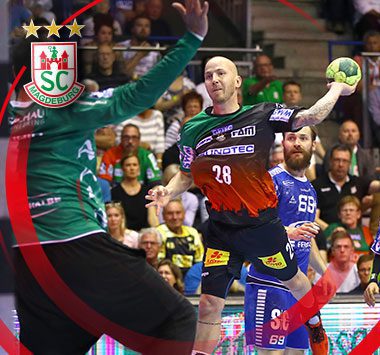 SC Magdeburg Handballer Robert Weber beim Sprungwurf mit dem Ball im Spiel gegen den VfL Gummersbach.
