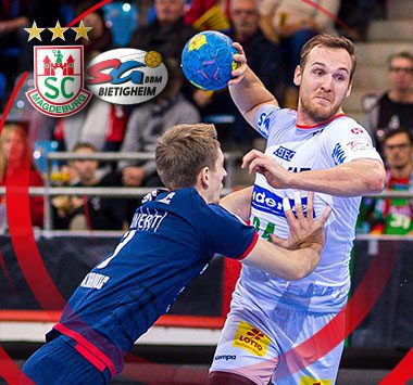 SC Magdeburg Handballer Christian O'Sullivan (Sulli) am Ball im Zweikampf gegen die SG BBM Bietigheim.