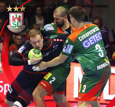 SC Magdeburg Handballer Piotr Chrapkowski in der Abwehr im Zweikampf gegen einen Spieler der SG BBM Bietigheim.