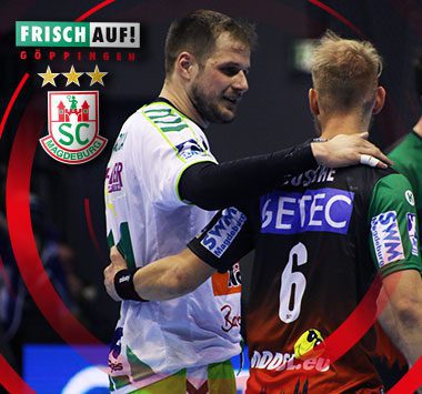 SC Magdeburg Handballer Matthias Musche (Nummer 6) klatscht mit Carlos Molina Cosano auf dem Spielfeld ab.