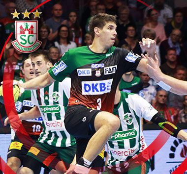 SC Magdeburg Handballer Piotr Chrapkowski am Ball in einer dynamischen Spielszene.