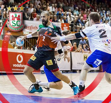 SC Magdeburg Handballer Željko Musa am Ball im Zweikampf gegen den ThSV Eisenach.