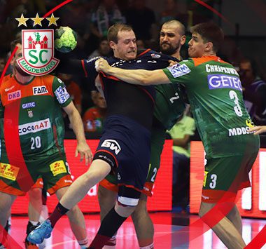 Die SC Magdeburg Handballer Željko Musa und Piotr Chrapkowski (Nummer 3) gemeinsam in der Abwehr.