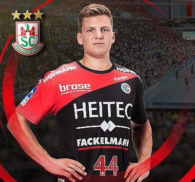 Handballer Christoph Steinert im Trikot des HC Erlangen (Nummer 44) vor einem dunklen Hintergrund.