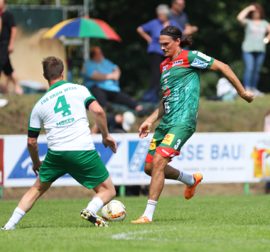 SC Magdeburg Handballer Jannick Green am Ball bei einem Fußball-Freundschaftsspiel auf dem Rasenplatz in Möser