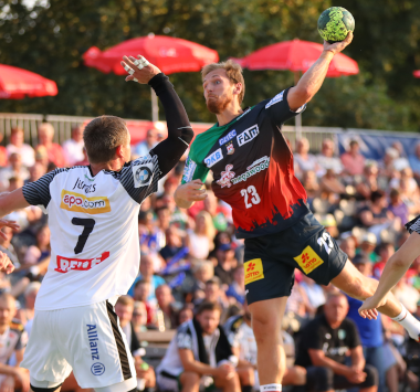 SC Magdeburg Handballer (Nummer 23) beim Sprungwurf beim Open-Air-Spiel gegen den SC DHfK Leipzig.