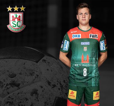 Porträt des SC Magdeburg Neuzugangs Christoph Steinert (Nummer 8) im grünen Trikot.