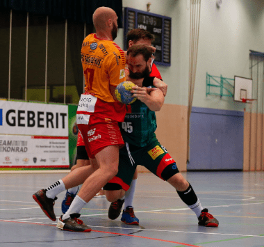 SC Magdeburg Handballer Marko Bezjak (Nummer 25) am Ball im engen Zweikampf gegen die Abwehr von GOG Håndbold beim Spiel in Haldensleben.