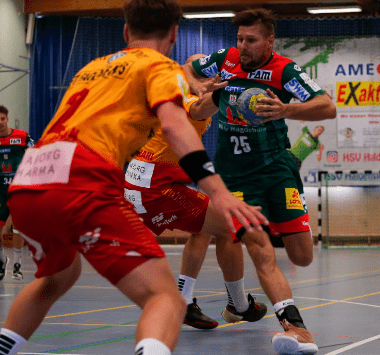 Handball-Zweikampf während des Vorbereitungsspiels des SC Magdeburg im Trainingslager in Haldensleben.