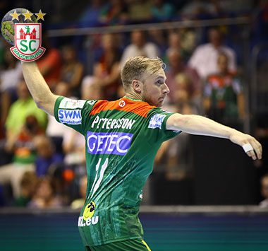 Rechtsaußen Daniel Pettersson blickt konzentriert nach vorne, während er den Handball in der rechten Hand zum Wurf ansetzt.