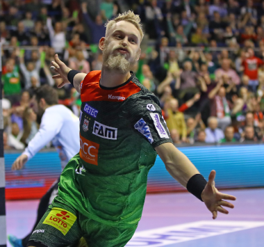 Emotionale Spielszene aus dem DHB-Pokal: Linksaußen Matthias „Matze“ Musche im SCM-Dress zeigt vollen Einsatz auf dem Hallenboden vor Zuschauerrängen.