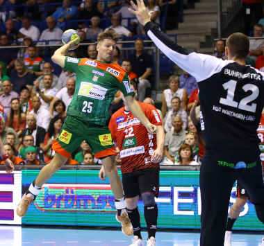Marko Bezjak vom SC Magdeburg beim Sprungwurf frei vor dem Tor.