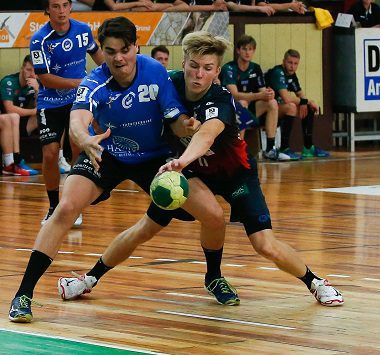 Zweikampf am Ball im Spiel der SCM Youngsters gegen TuS Vinnhorst.