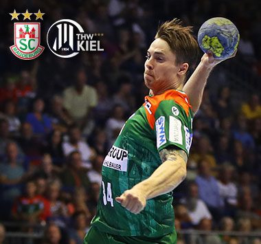 Handballspieler Michael Damgaard im grün-roten SCM-Trikot holt im Sprung konzentriert mit dem Ball in der Hand zum Wurf aus.