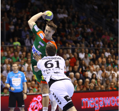 Dramatische Schlussphase in der Bundesliga: Rückraumspieler Michael Damgaard zieht im Flug mit dem Handball zum Torwurf ab, bedrängt von der Abwehr des THW Kiel.