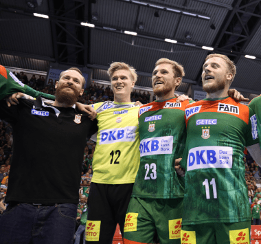 Jubelnde Spieler des SC Magdeburg, darunter Torwart Tobias Thulin, nach dem Spiel.