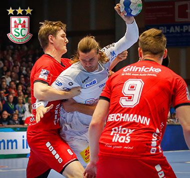 SCM-Kreisläufer Erik Schmidt im engen Zweikampf gegen die Melsunger Abwehr.