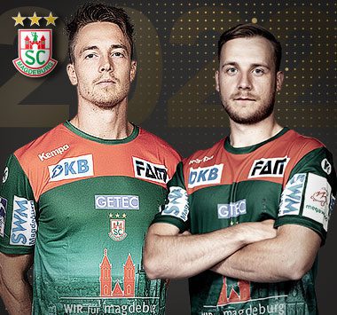 Die Handballspieler Michael Damgaard und Daniel Pettersson stehen verschränkten Armen nebeneinander im grün-roten Trikot des SC Magdeburg.