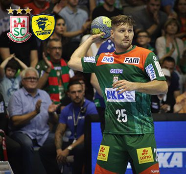 Handballspieler Marko Bezjak im grün-roten SCM-Trikot mit der Rückennummer 25 hält fokussiert den Ball in der Hand und bereitet den nächsten Spielzug vor.