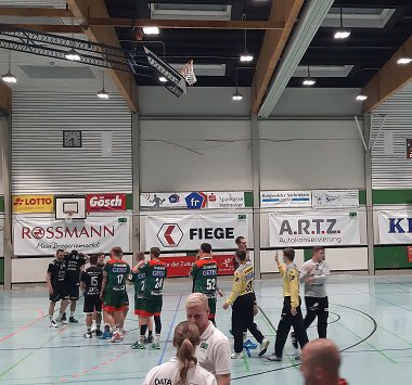 Die Mannschaft der SCM Youngsters nach dem Handballspiel auf dem Feld.