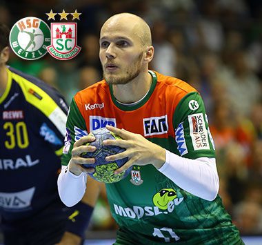 Handballspieler Tim Hornke im grün-orangefarbenen Trikot des SC Magdeburg hält konzentriert den Ball mit beiden Händen auf dem Spielfeld.