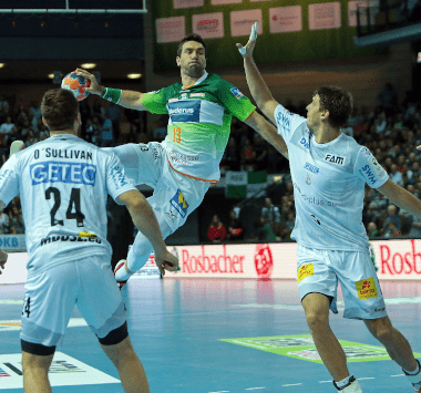 Michael Damgaard vom SC Magdeburg beim Sprungwurf im Spiel gegen die HSG Wetzlar.