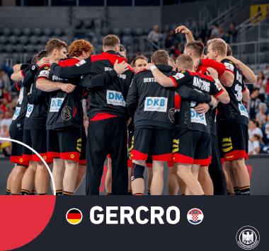 Die deutsche Handball-Nationalmannschaft steht in schwarzen Trikots im Kreis auf dem Spielfeld; im Vordergrund liegt eine Grafik mit der Aufschrift „GER CRO“.