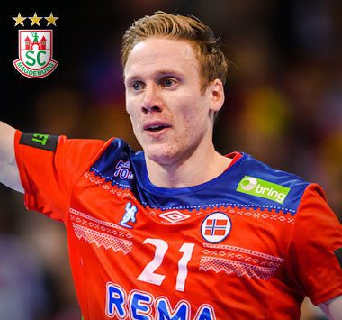 Nahaufnahme von Handballspieler Magnus Gullerud im roten Nationaltrikot Norwegens (Nummer 21) mit fokussiertem Blick.