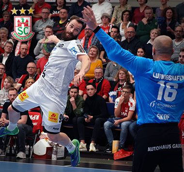 SCM-Spieler Michael Damgaard beim Sprungwurf gegen die Eulen Ludwigshafen.