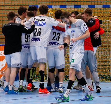 Nachwuchsspieler des SC Magdeburg feiern sich nach dem Spiel .