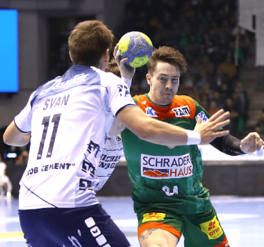 SCM-Rückraumspieler Michael Damgaard im Duell gegen Lasse Svan (Flensburg).