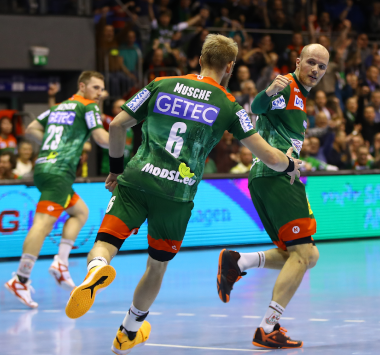 Matthias Musche und Tim Hornke vom SC Magdeburg jubeln auf dem Feld.