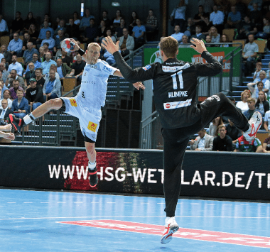 Matthias Musche (SCM) beim Sprungwurf gegen Till Klimpke (HSG Wetzlar).