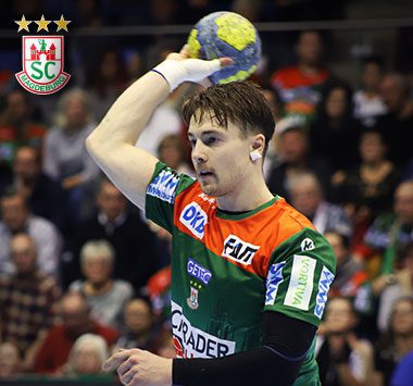 SCM-Spieler Mika Damgaard fokussiert mit dem Handball in der Hand.