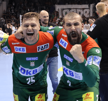 Marko Bezjak und Zeljko Musa vom SC Magdeburg jubeln gemeinsam.