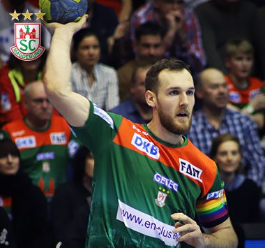 SCM-Kapitän Christian O'Sullivan fokussiert mit dem Handball in der Hand.